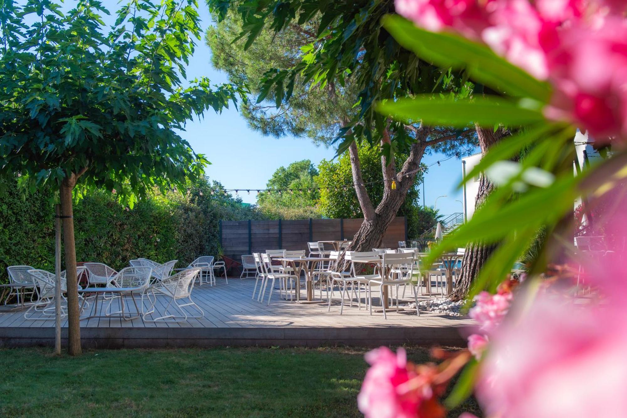 Kyriad Montpellier Est - Lunel Люнель Экстерьер фото